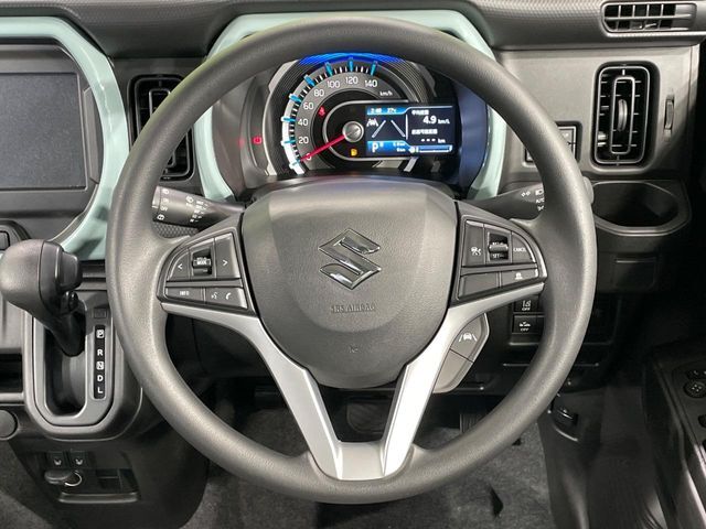 インテリアに合わせたデザインのステアリングは、運転される方のことも考え、運転しやすい形状、大きさです。是非一度、実際に触ってお確かめください。