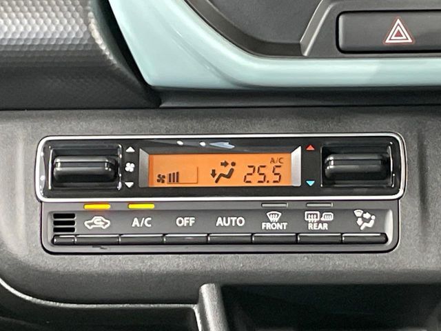 【オートエアコン】一度お好みの温度に設定すれば、車内の温度を検知し風量や温度を自動で調整。暑い…寒い…と何度もスイッチ操作をする必要はありません。快適な車内空間には必須の機能ですね♪