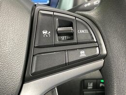 【アダプティブクルーズコントロール】高速道路での長距離走行が楽に！！自動で速度を保つクルーズコントロールが、衝突軽減システムと連携し、前方の車両を感知して車間を保つように速度調節してくれます！！