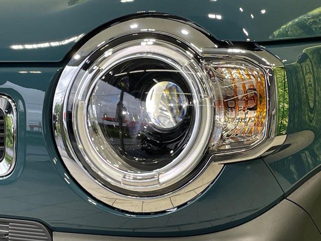 【LEDヘッドライト】悪天候や夜間走行時も良好な視界を確保し安心して運転できる高輝度LEDヘッドライトを装備！点灯速度が早く、消費電力も抑えられています。