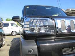 個性的なデザインのLEDヘッドライト。