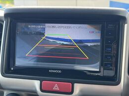 【バックカメラ】駐車時に後方がリアルタイム映像で確認できます。大型商業施設や立体駐車場での駐車時や、夜間のバック時に大活躍！運転スキルに関わらず、今や必須となった装備のひとつです！