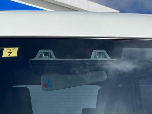 【スズキ　セーフティサポート】走行中に前方の車両等を認識し、衝突しそうな時は警報とブレーキで衝突回避と被害軽減をアシスト。より安全にドライブをお楽しみいただけます。