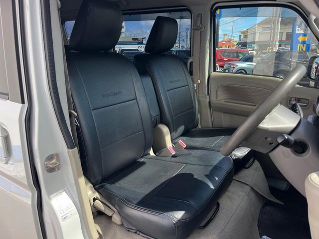 運転席シート廻りは使用感も少なく、良好な状態となっています。丁寧に使われていたことがよくわかりますね。