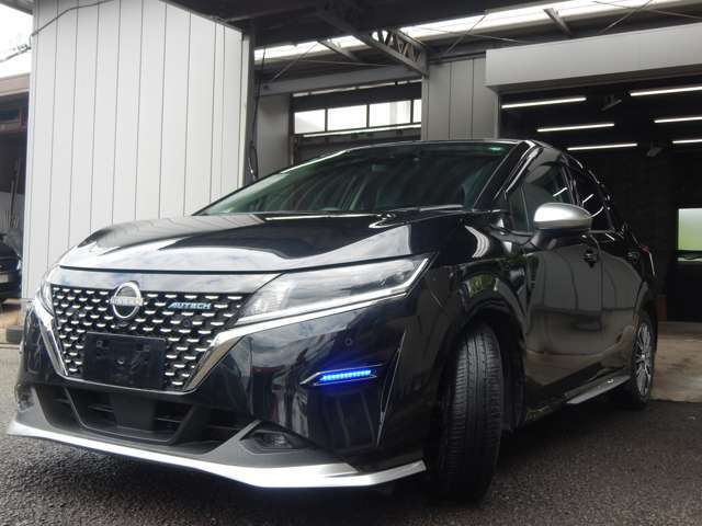 ノート　e-power　AUTECH入庫致しました。ボディカラーは引き締まり感のありますミッドナイトブラックパールです。