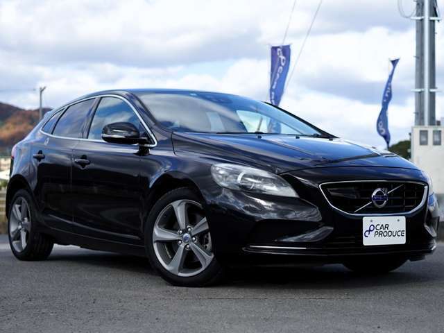 このV40 MB型モデルの特徴は、充実した安全装備です。2013年に登場した後、1度目の改良で「セーフティパッケージ」が各グレードに標準装備されています。