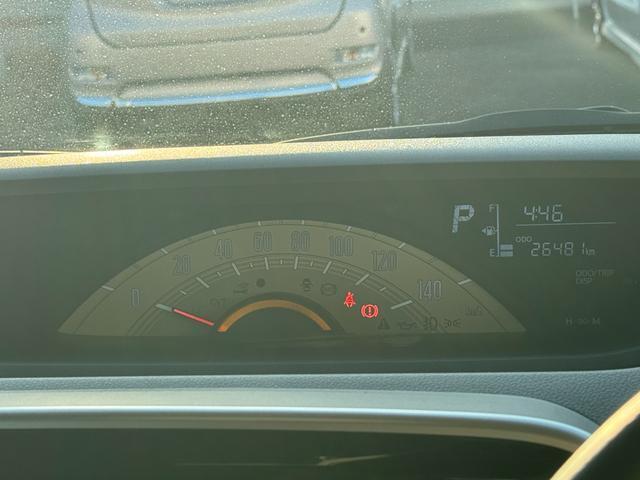 メーター・レバー・スイッチ類をシンプルにまとめスマートな空間は視界も広く快適です。