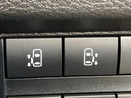 【ハンズフリー機能付き両側パワースライドドア】スライドドアの下に足先を入れてすぐ引くと、自動的にスライドドアが開閉します！荷物で両手がふさがった状態でも、ドアの開閉ができてとっても便利！