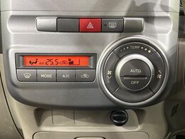 【オートエアコン】一度お好みの温度に設定すれば、車内の温度を検知し風量や温度を自動で調整。暑い…寒い…と何度もスイッチ操作をする必要はありません。快適な車内空間には必須の機能ですね♪