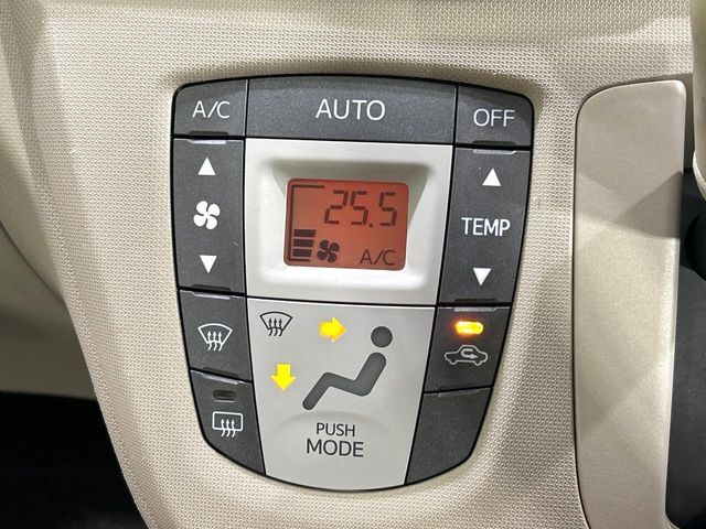 【オートエアコン】一度お好みの温度に設定すれば、車内の温度を検知し風量や温度を自動で調整。暑い…寒い…と何度もスイッチ操作をする必要はありません。快適な車内空間には必須の機能ですね♪
