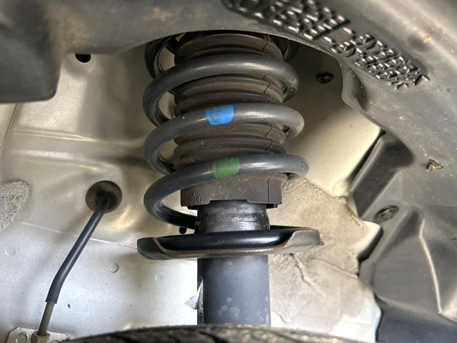 お車を安心してお乗りいただく為には、足回りの定期点検が欠かせません。サービスサポート（有償保証）では無料点検もご提供しており、安心のカーライフをお過ごしいただけるサポート体制が整っています。