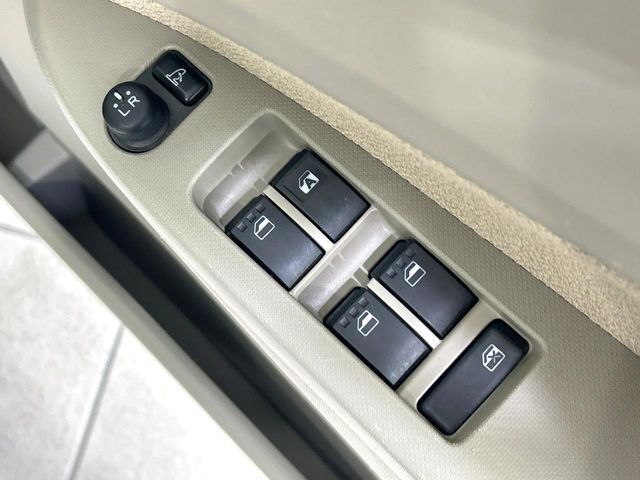 【電動格納ミラー】サイドミラーは電動格納式となっており、狭い駐車場でもキズがつくリスクを抑えられます。
