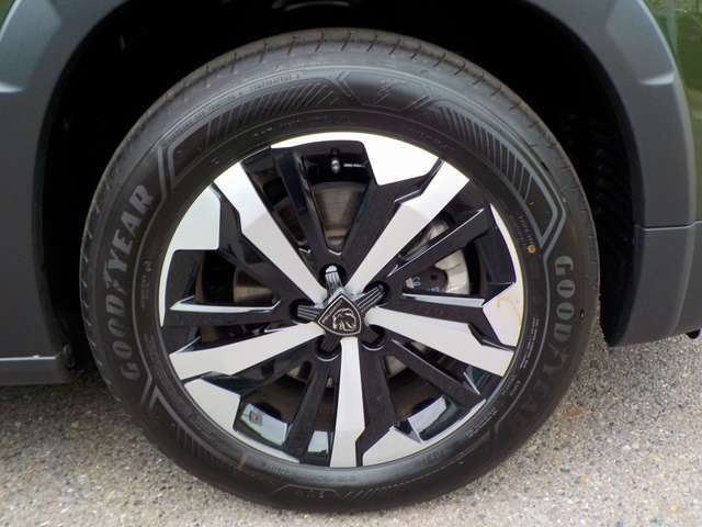 タイヤ：グッドイヤー社製215/60R17インチ