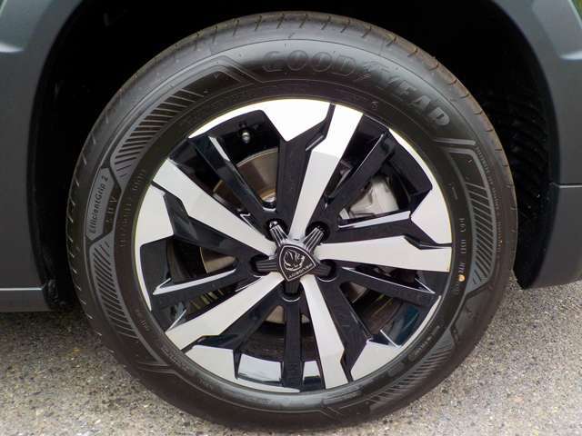 タイヤ：グッドイヤー社製215/60R17インチ