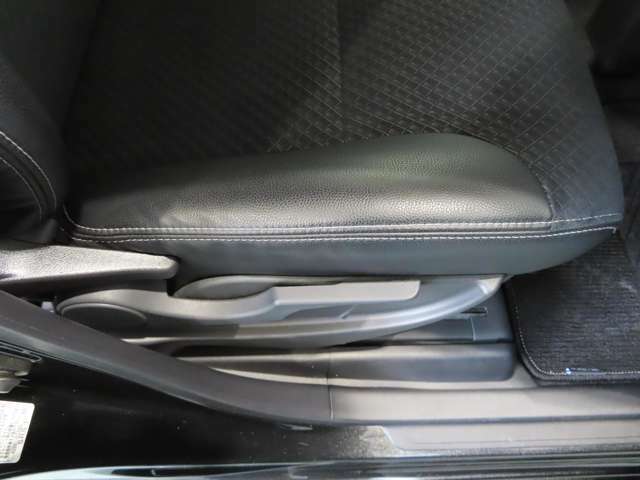 運転席にはレバーでシート高さを調節できるハイトアジャスターを装備☆、体格に合わせたポジションを設定できます。