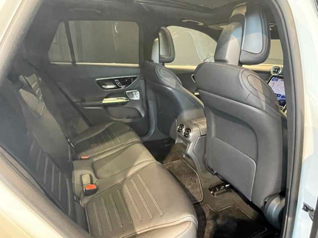 ウィンカー内蔵ドアミラーを開発したのは『メルセデス・ベンツ』です。他車からの視認性が高まり、事故の可能性を低減させています。更に、点灯部分はドライバーの視界に入らないように設計されています。