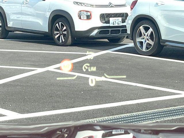 ●ヘッドアップディスプレイ：現在の速度や走行情報をデジタル表示で運転席前方のガラスに投影！運転中、視線をずらさず必要な情報を確認できるのでとっても便利で安心！