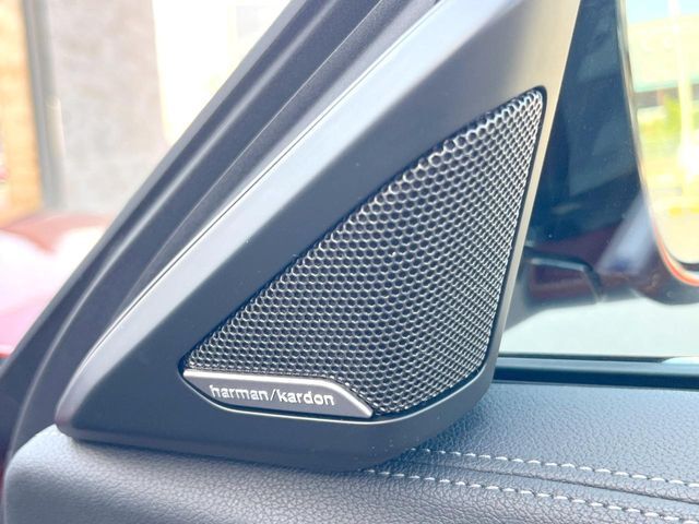 ●harman/kardonサウンドシステム：オーディオ専門メーカーが手掛けるプレミアムスピーカーを装備。多数のスピーカーから、音の粒立ちまで分かる高品質な音楽をお楽しみいただけます。