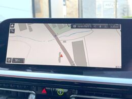●純正ナビ:一体感のあるナビは、高級感ある車内を演出してくれます。Bluetooth再生などオーディオ機能も充実しておりますので、運転もより楽しめます♪