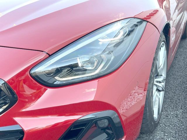 ●LEDヘッドライト：夜間走行時も良好な視界を確保し安心して運転できる高輝度LEDヘッドライトを装備！点灯速度が早く、消費電力も抑えられています。