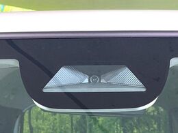 【ホンダセンシング】走行中に前方の車両等を認識し、衝突しそうな時は警報とブレーキで衝突回避と被害軽減をアシスト。より安全にドライブをお楽しみいただけます。