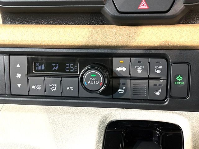 【オートエアコン】一度お好みの温度に設定すれば、車内の温度を検知し風量や温度を自動で調整。暑い…寒い…と何度もスイッチ操作をする必要はありません。快適な車内空間には必須の機能ですね♪