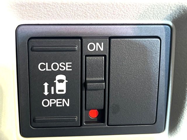 【パワースライドドア】スマートキーや運転席のスイッチでスライドドアの開閉が可能♪電動だから力を入れてドアを開ける必要が無く、小さいお子様でも、重い荷物を持っている時もラクに開け閉めできます♪