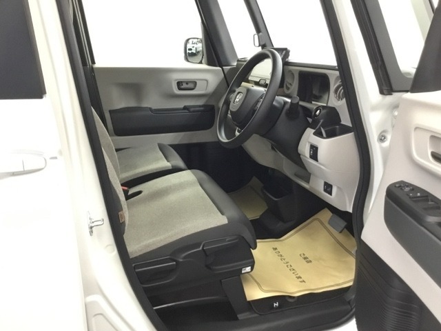 フィット感のあるシート。しっかりと支えてくれるので、長時間の運転を快適にサポートしてくれます。