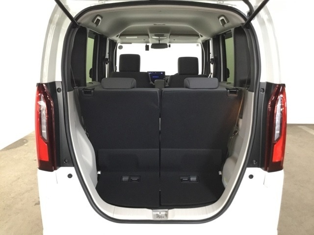 トランクの広さは、どうです、たくさんの荷物が積めますよ。