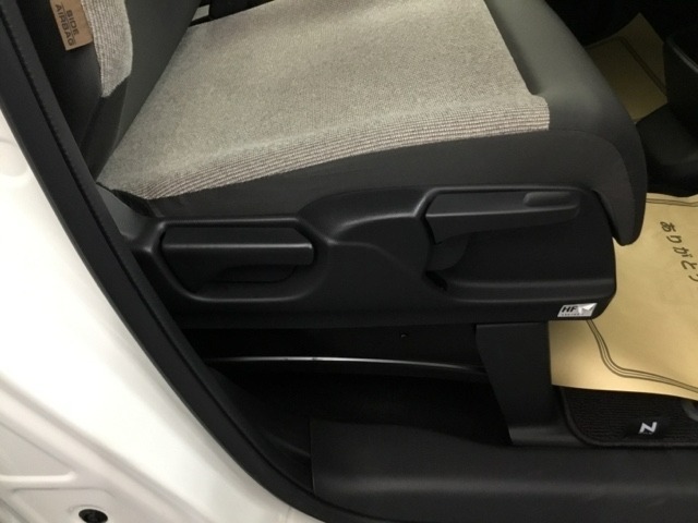 手動のレバーを使って、シートの高さや背もたれの角度を変えることができます。