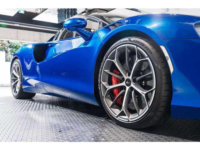 タイヤは【Pirelli P ZERO】のマクラーレン認証タイヤが装着されております。