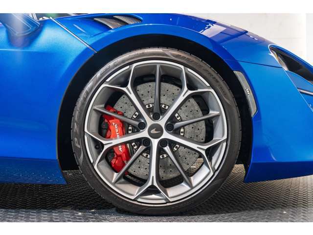 ホイールはダイヤモンドカット仕上げに、レッドのブレーキキャリパーがスタイリッシュに纏まっております。