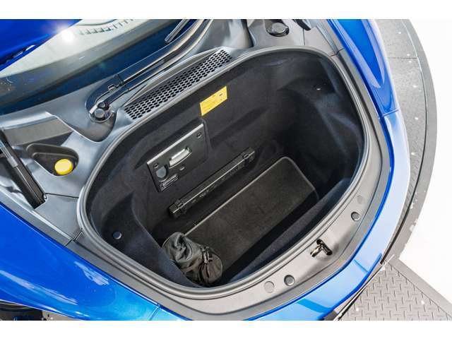 機内持ち込み用のスーツケースも収納可能なフロントラゲッジスペースでございます。