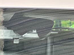 【エマージェンシーブレーキ】走行中に前方の車両等を認識し、衝突しそうな時は警報とブレーキで衝突回避と被害軽減をアシスト。より安全にドライブをお楽しみいただけます。