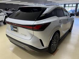 ・ヘッドアップディスプレイ　　　・パーキングアシスト　　　・置くだけ充電　　　・スマートキー　　　・スペアキー　　　・フロアマット　　　・保証書　　　・取説書