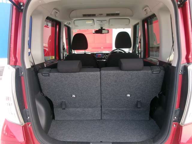 リヤシートを倒して大きな荷物も積めます。