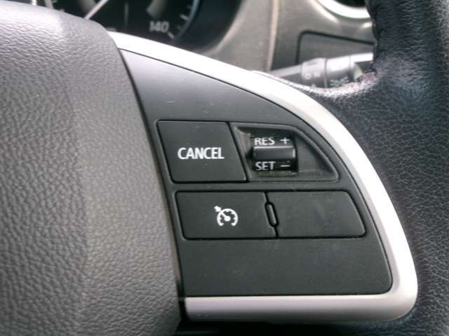 クルーズコントロール付き車です。速度を設定するとアクセルを踏まなくても一定の速度で走ることができ、高速道路での長距離運転で疲れが激減する便利な機能です。