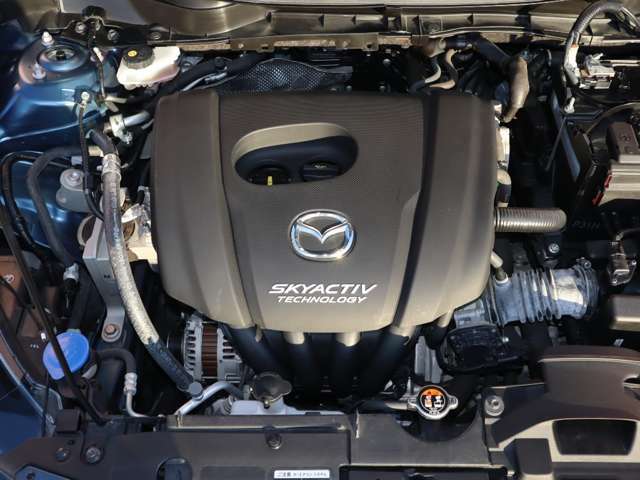 「SKYACTIV-G（ガソリン）」は、規格外の高圧縮を実現し、世界のエンジン技術者に驚きを与えました。さらに、それを維持したままノッキングの発生を抑え、熱効率を向上、走りにも寄与したエンジンです。