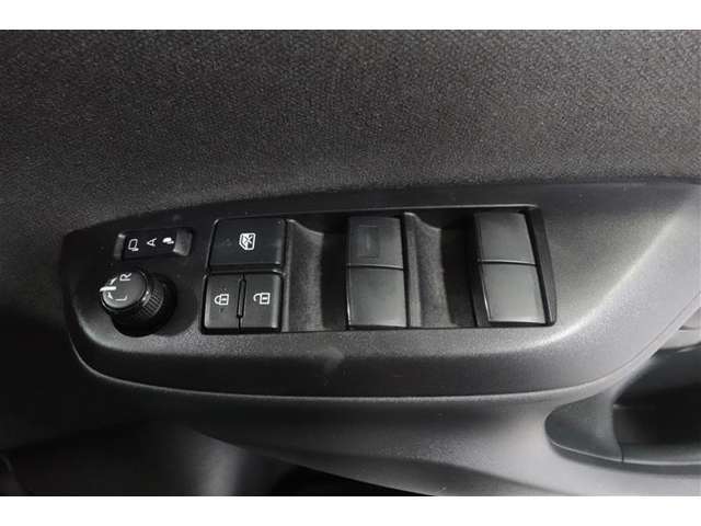 オールオートですので運転席からどの席の窓でも全閉全開が簡単に出来ますよ。