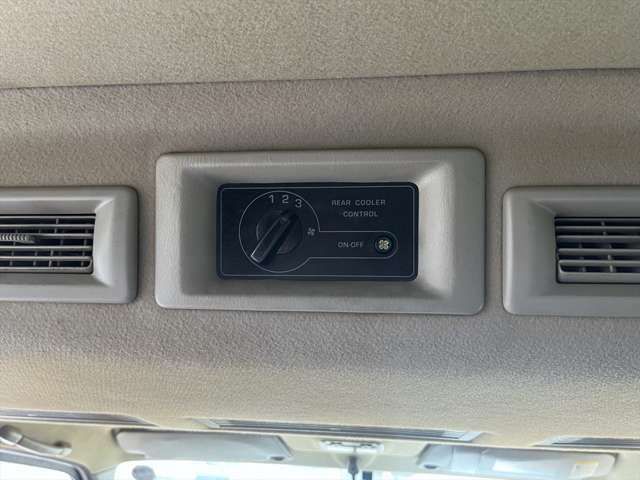 後席から操作できるようにスイッチは天井に付いています。