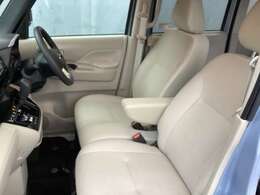 大きなベンチシートで足元もヒロビロ■大型シートで座り心地は快適♪中央にはアームレストが付いてゆったりドライブ♪　シートヒーター（運転席＆助手席）装備(*^-^*)