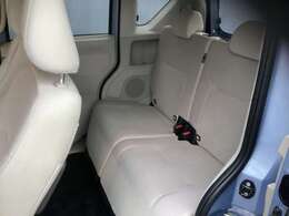 左右分割でのスライド＆リクライニングができるリヤシート♪足を組んでもラクラク座れます！