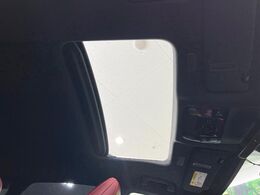 【サンルーフ】開放感たっぷりの希少装備、サンルーフが装着されています！車内に明かりを取り入れたり景色を楽しむ以外にも、車内の空気も簡単に換気できて快適です！