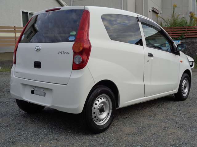 人件費や固定費を削減することで、中古車を安く提供しております。場所は大野城のハンズマンさんの近くです。どんな車でも下取りさせて頂きますのでご来店お待ちしております。