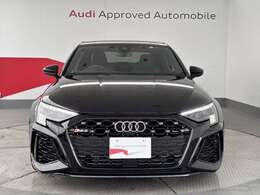 Audiの象徴であるシングルフレームグリルをよりワイドで低くシャープなデザインとすることでワイド＆ローのフォルムを協調しています。