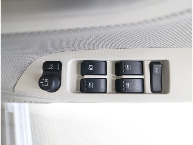 ■運転席ドアの操作しやすい位置にミラー操縦スイッチがついておりますので、ストレスなく自分のフィットする位置にセッティング頂けます。