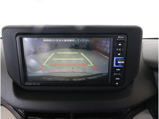 ■リヤビューカメラの映像です。ステアリング連動ガイドラインが、後退時の予想進路を表示し、運転のサポートを致します。