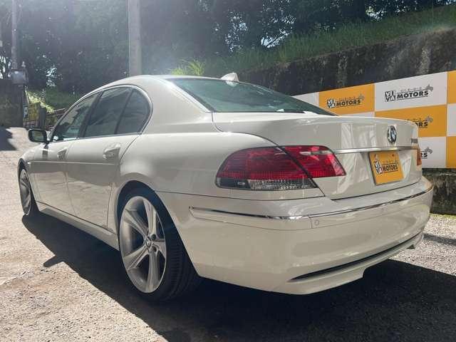 後ろから見てもピッカピカ。バックカメラ付いてないので、ご納車までにお付けしようと思っています。