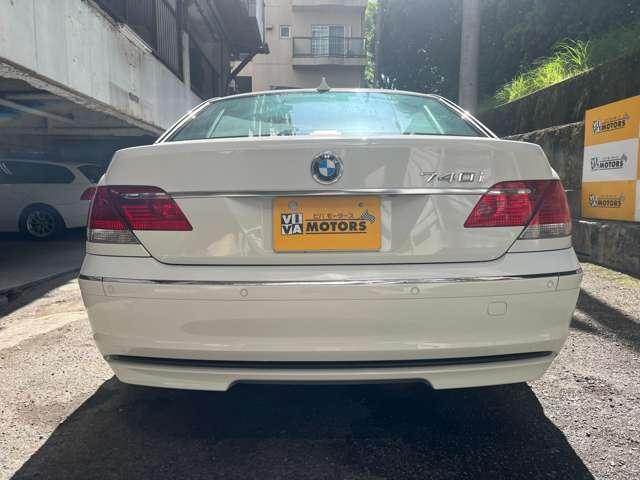 おっきなお尻の740i、迫力ありますね。バンパーセンサー付いてるので安心ですが、バックカメラ無いのでちょっと不安です。ご納車までに付ける予定です。