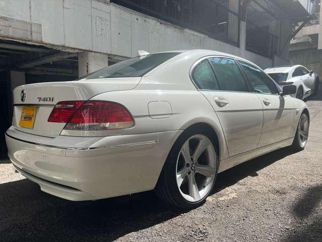 まっすぐ走ったプレスラインがスタイリッシュですね。好きですBMWのこのセンス。
